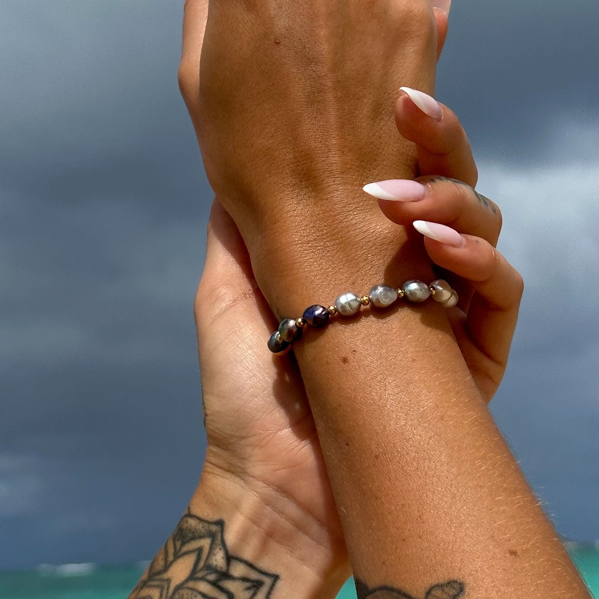 Elegantes Armband aus Perlen in sanften Blautönen, getragen von PURELEI am Handgelenk.