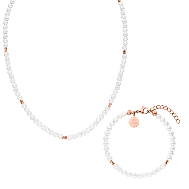 Weiße Perlenkette und Armband mit roségoldenen Akzenten von PURELEI, elegant und feminin.