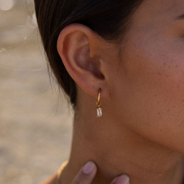 PURELEI Shine Bright Ohrringe, goldene Creolen mit zartem Zirkonia-Anhänger, elegant und zeitlos chic.