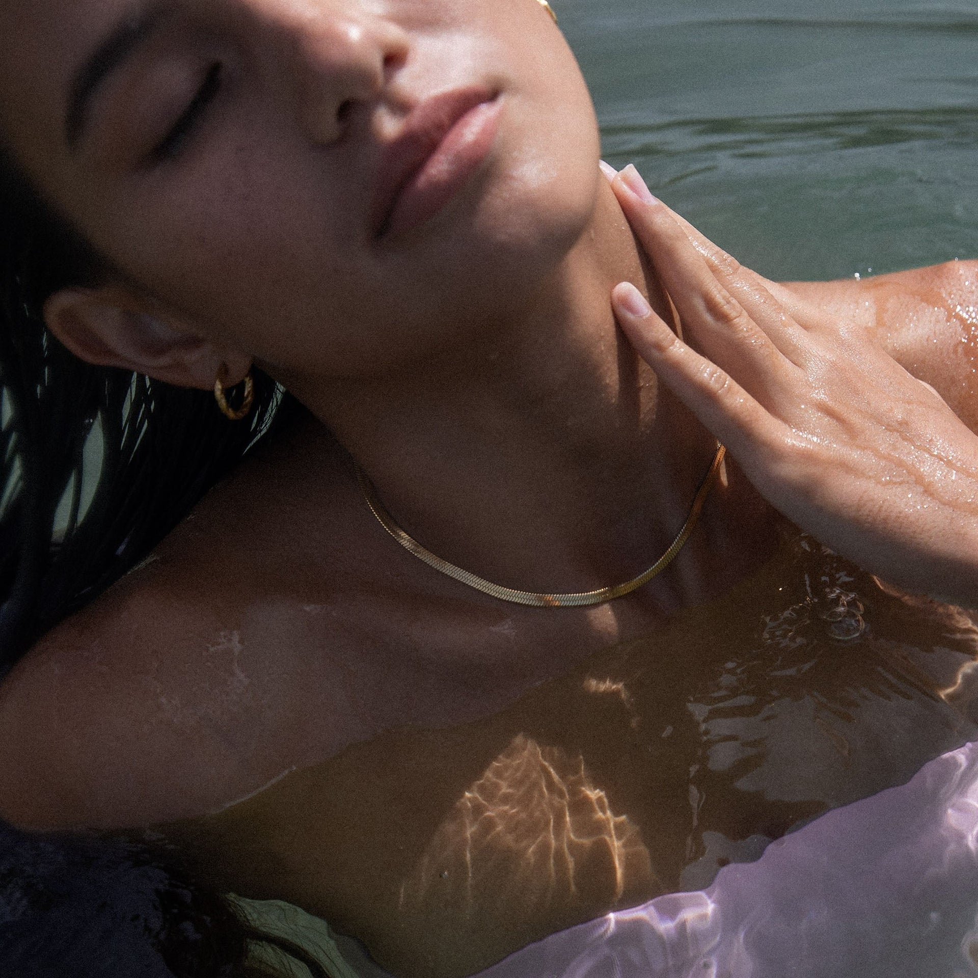 PURELEI I'lalo Choker aus 14K vergoldetem Edelstahl, elegant am Hals, wasserfest und nickelfrei, strahlt sommerliche Leichtigkeit aus