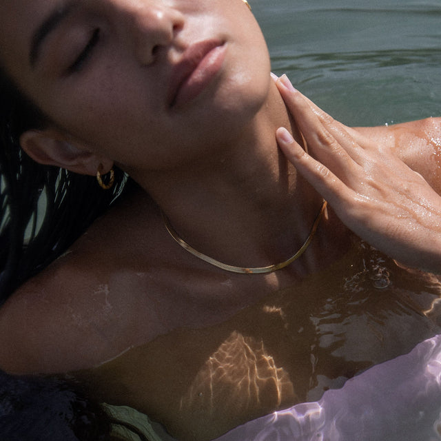 PURELEI I'lalo Choker aus 14K vergoldetem Edelstahl, elegant am Hals, wasserfest und nickelfrei, strahlt sommerliche Leichtigkeit aus