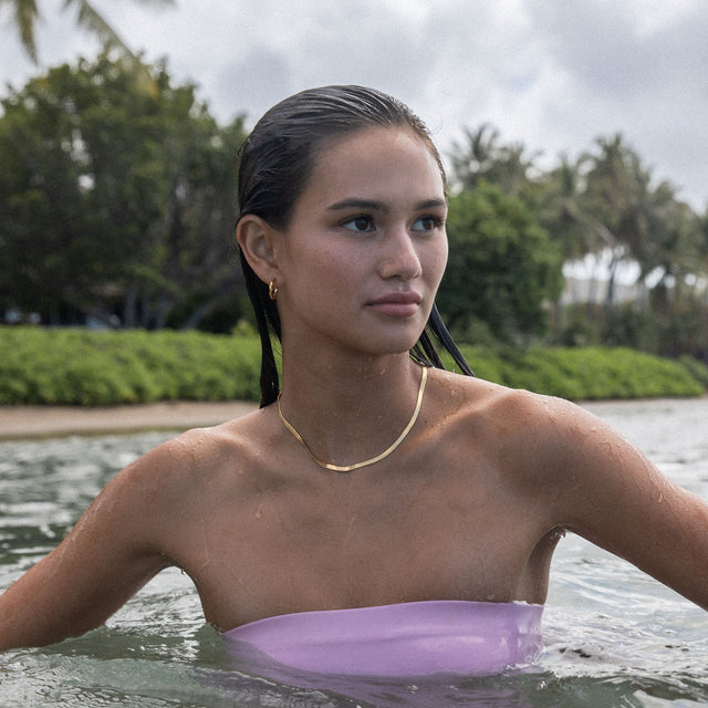 PURELEI Kelani Ohrringe aus 18K vergoldetem Edelstahl, gewundene Creolen, wasserfest und elegant im Strandambiente.