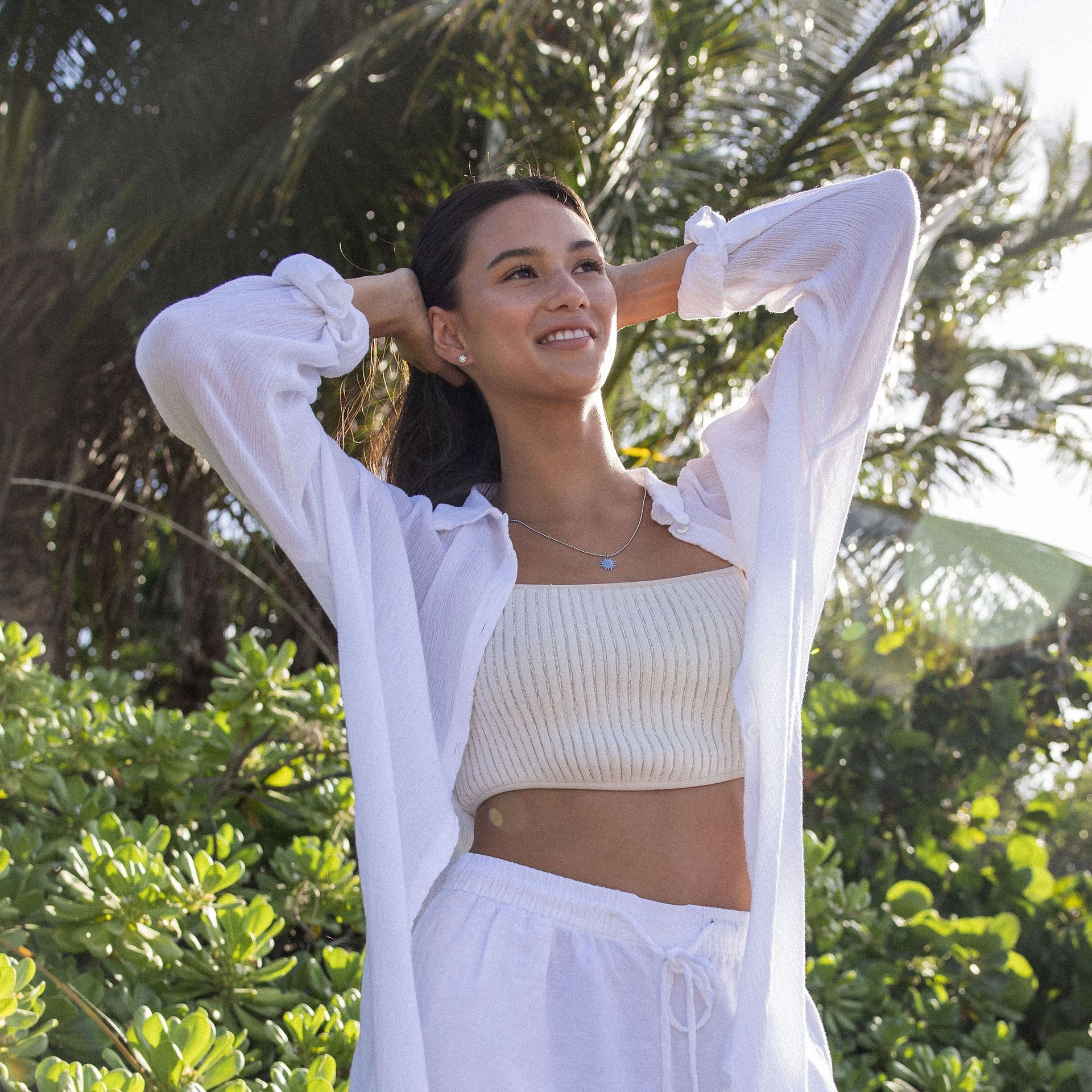 Leichte, weiße Bluse und Top in sanften Tönen, PURELEI inspiriert von tropischer Eleganz.