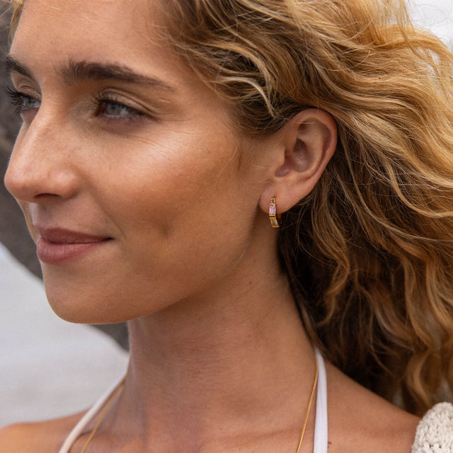 Roségoldene Creolen mit elegantem Design, getragen von einer Frau, PURELEI.