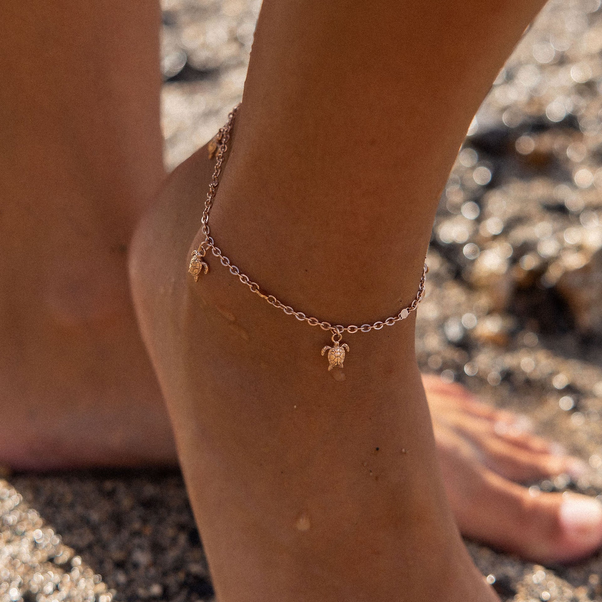 Silbernes Fußkettchen mit Schildkröten-Anhängern, getragen am Strand, von PURELEI.