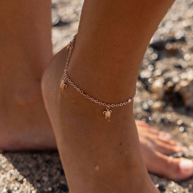 Silbernes Fußkettchen mit Schildkröten-Anhängern, getragen am Strand, von PURELEI.