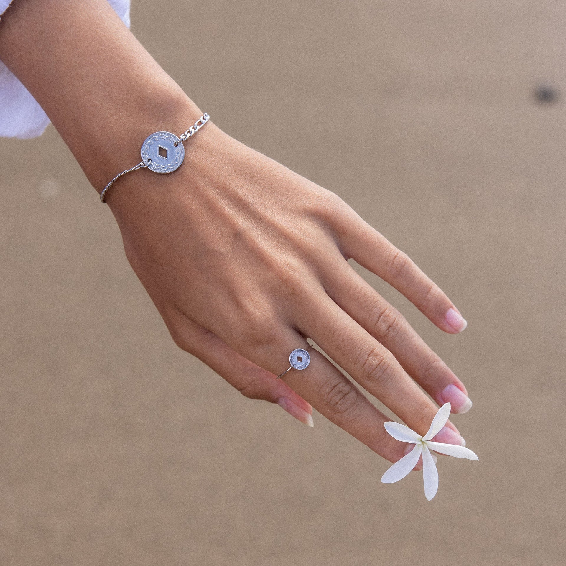 Silbernes Lolani Armband mit hawaiianischem Coin am Handgelenk, elegant und minimalistisch, PURELEI Schmuck.