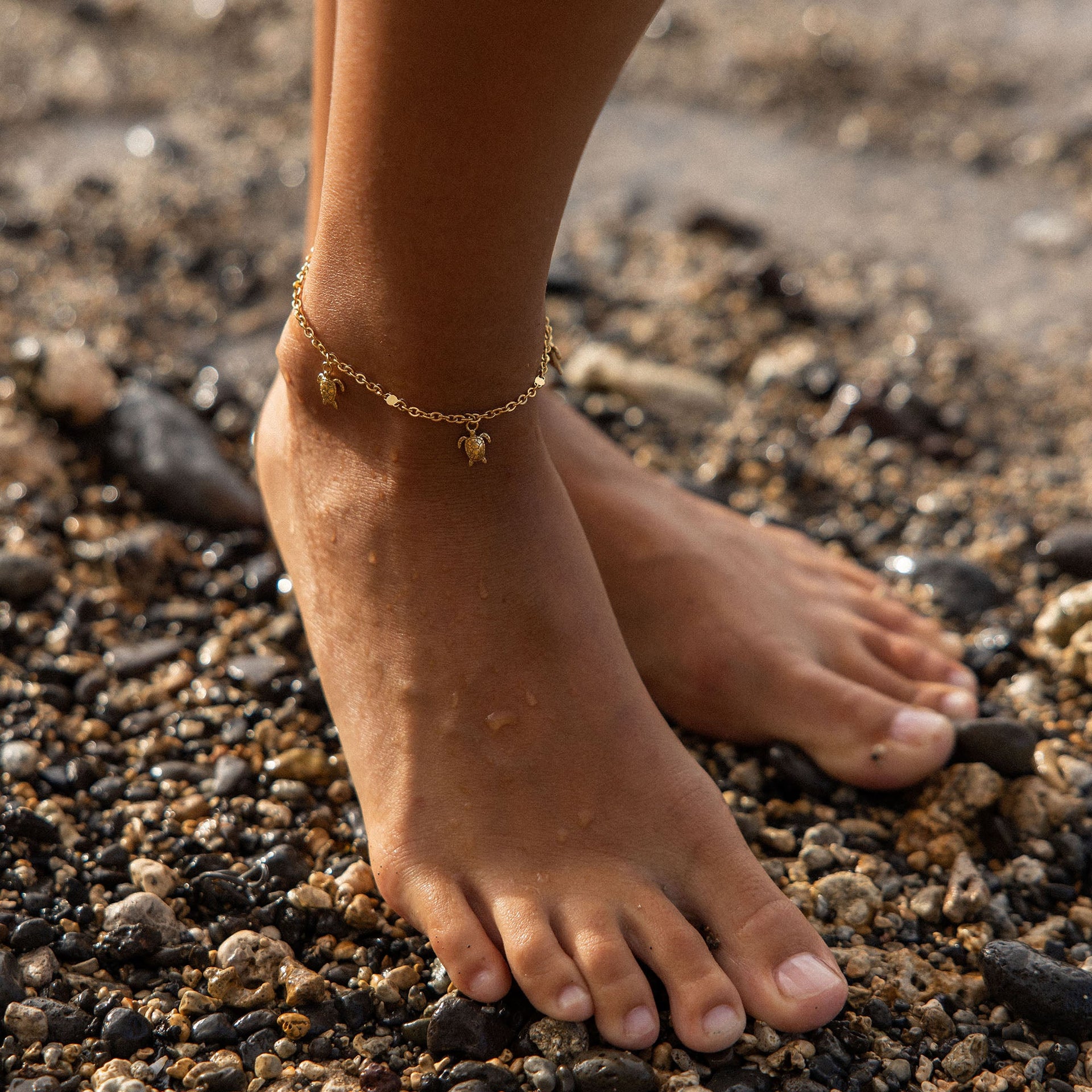 Roségoldenes Fußkettchen mit Schildkröten-Anhängern, am Strand getragen, PURELEI.
