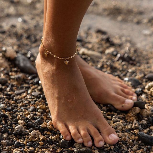 Roségoldenes Fußkettchen mit Schildkröten-Anhängern, am Strand getragen, PURELEI.