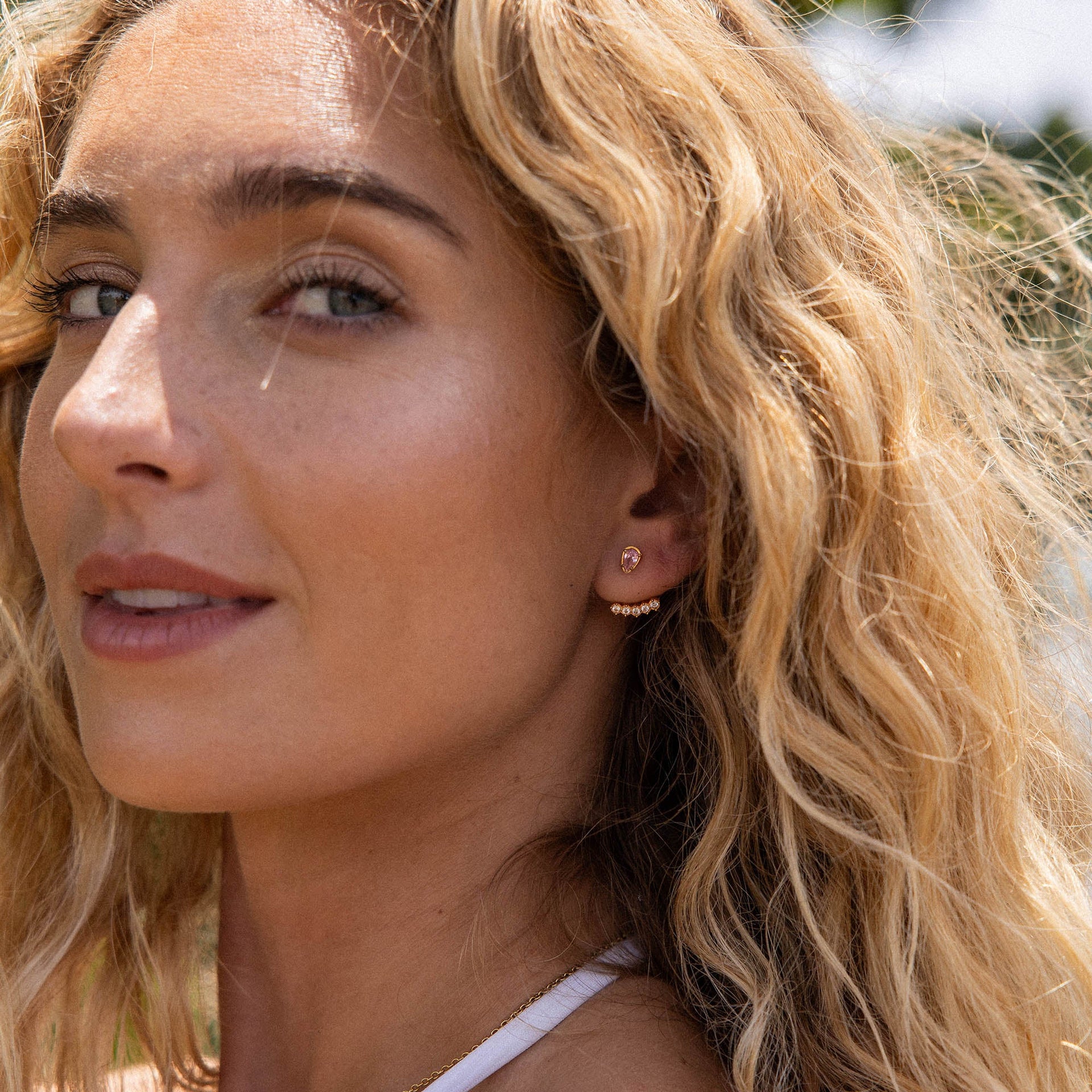 Adore Ohrringe von PURELEI in 18K Gold mit rosa und weißen Zirkonia, elegant und nickelfrei am Ohr getragen.