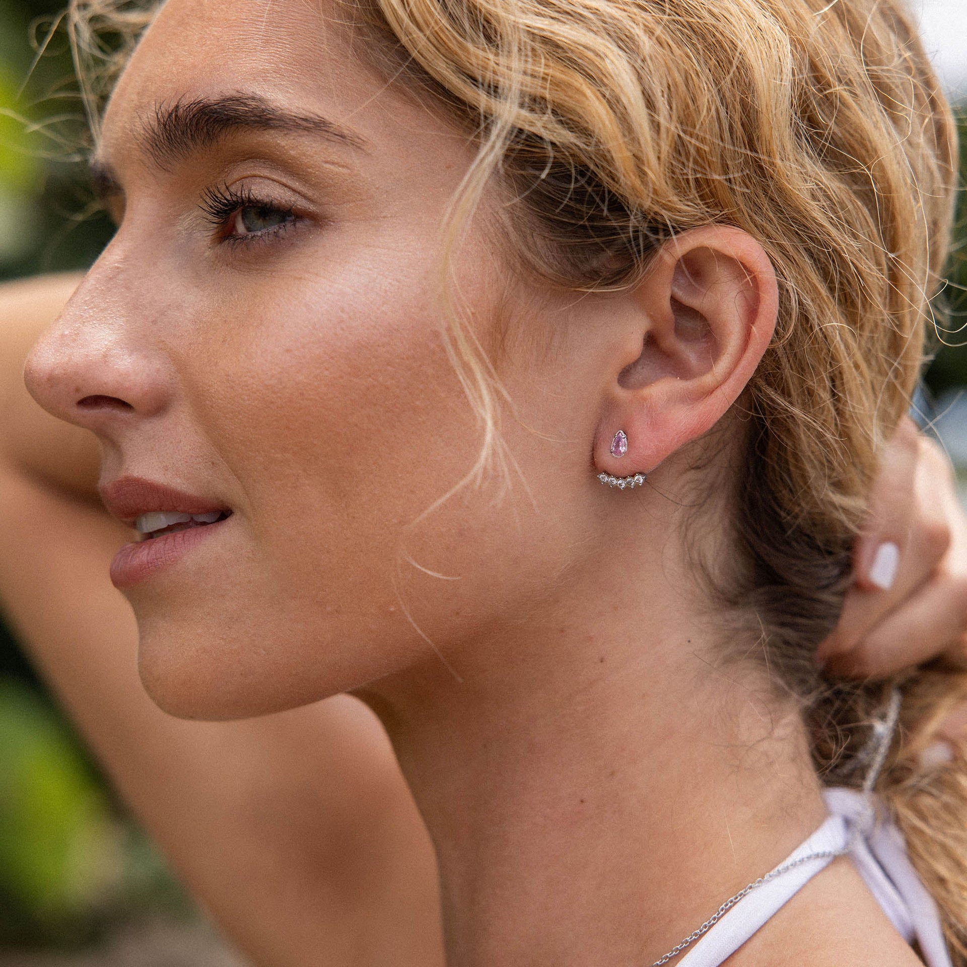 PURELEI Adore Ohrringe aus nickelfreiem Silber mit rosa und weißen Zirkonia, elegant am Ohr getragen.