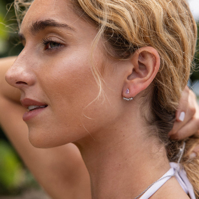 PURELEI Adore Ohrringe aus nickelfreiem Silber mit rosa und weißen Zirkonia, elegant am Ohr getragen.