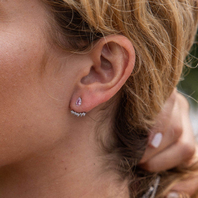 PURELEI Adore Ohrringe in Roségold mit rosa und weißen Zirkonia, elegant getragen am Ohr, feminine Leichtigkeit