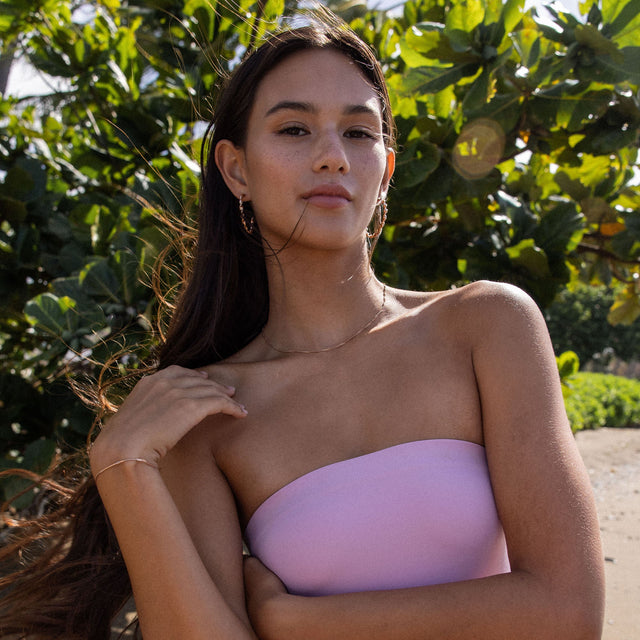 PURELEI Kanani Armband in feinem Gold, zart am Handgelenk getragen, strahlt natürliche Eleganz und Insel-Spirit aus.