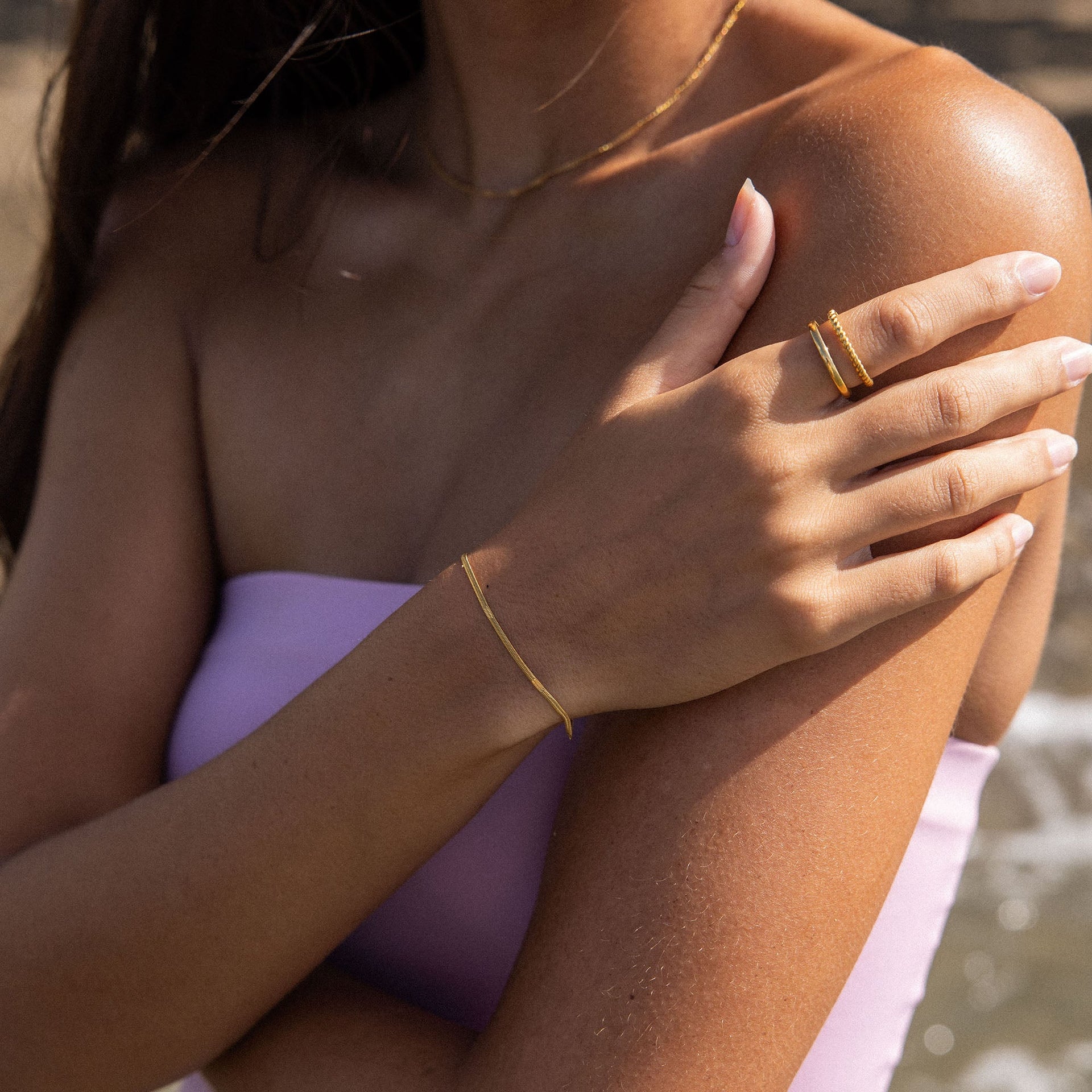 Golden schimmerndes Kanani Armband aus 18K vergoldetem Edelstahl, elegant am Handgelenk getragen, PURELEI.