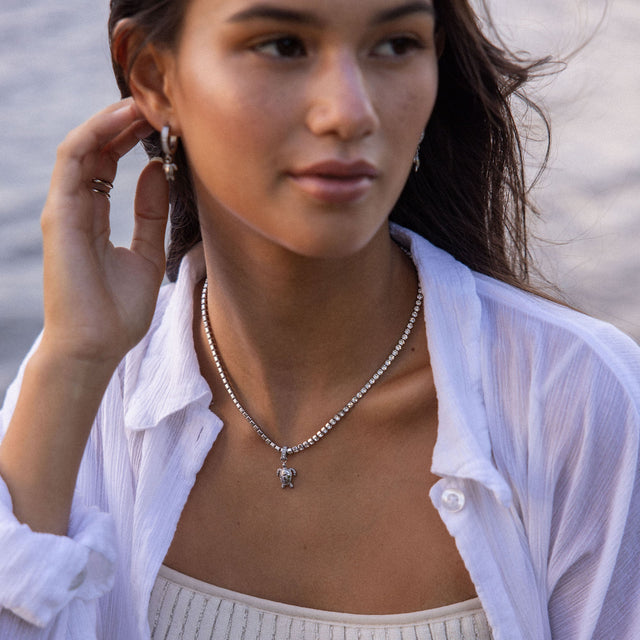 Silberne Kette mit Schildkröten-Anhänger, getragen in tropischer Atmosphäre – PURELEI.