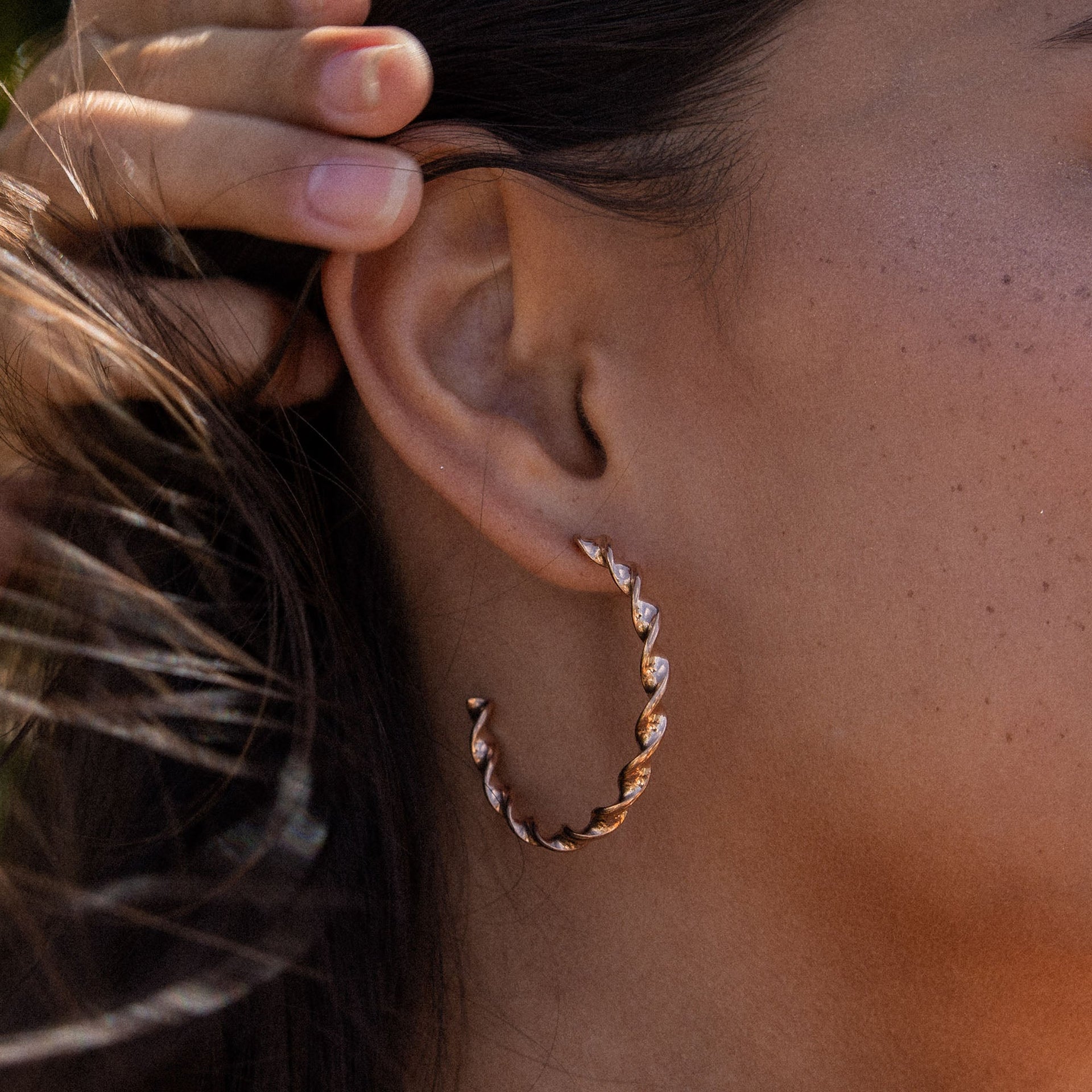 PURELEI Kaula Creole Ohrringe in Roségold mit feinem, gedrehtem Design, getragen, elegant und zeitlos.