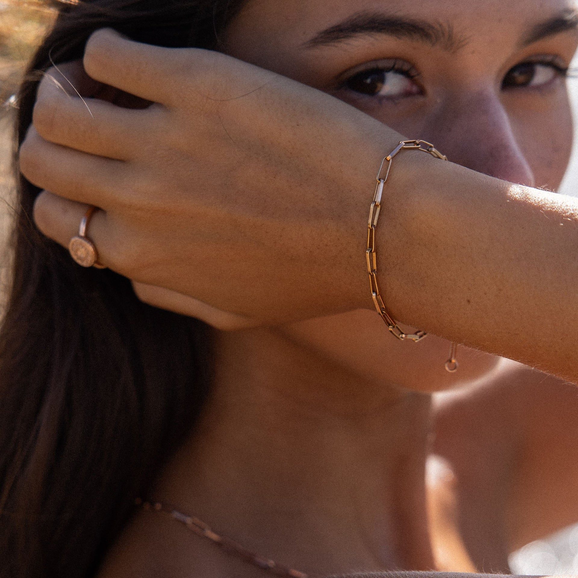 PURELEI Waina Armband aus 18K vergoldetem Edelstahl, filigranes Design, getragen in natürlichem Sonnenlicht