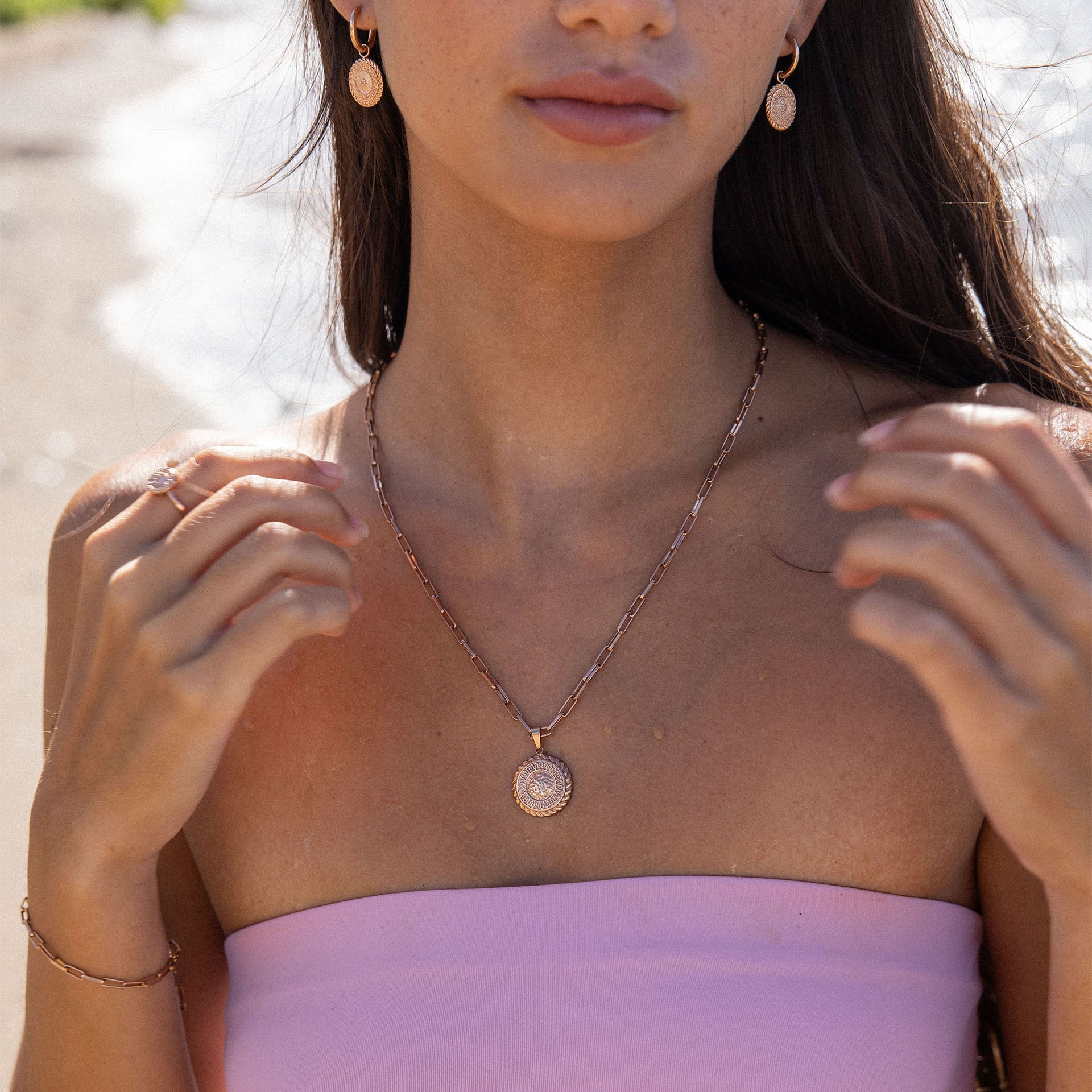 PURELEI Waina Armband in Roségold mit filigranem Sonnenmotiv, getragen am Handgelenk, elegant und feminin