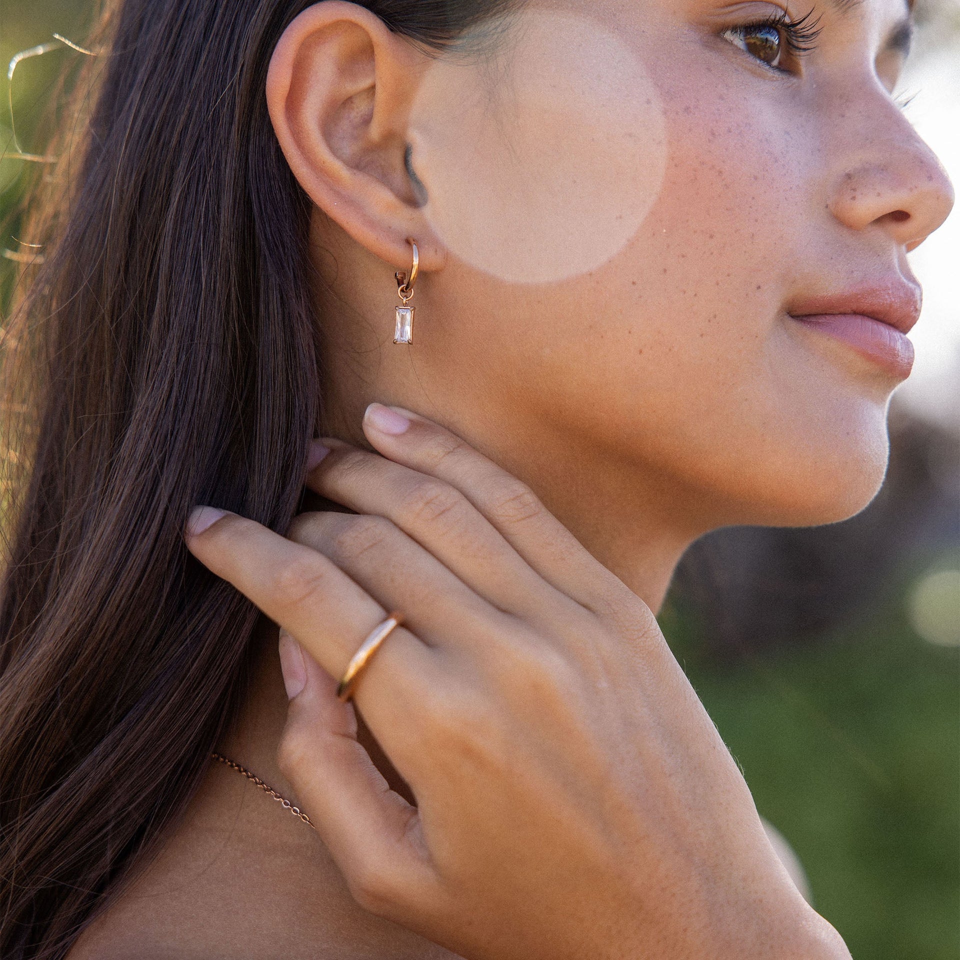 PURELEI Glossy Ring aus 18K Roségold, schlicht und elegant am Finger in natürlichem Sonnenlicht getragen.