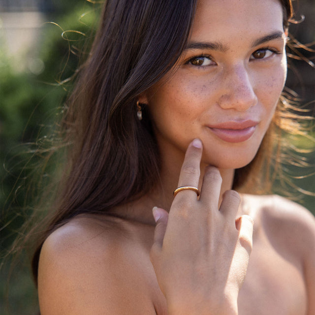 Glossy Ring in 18K Gold Edelstahl mit glänzender Oberfläche, an der Hand getragen, pure Eleganz von PURELEI.