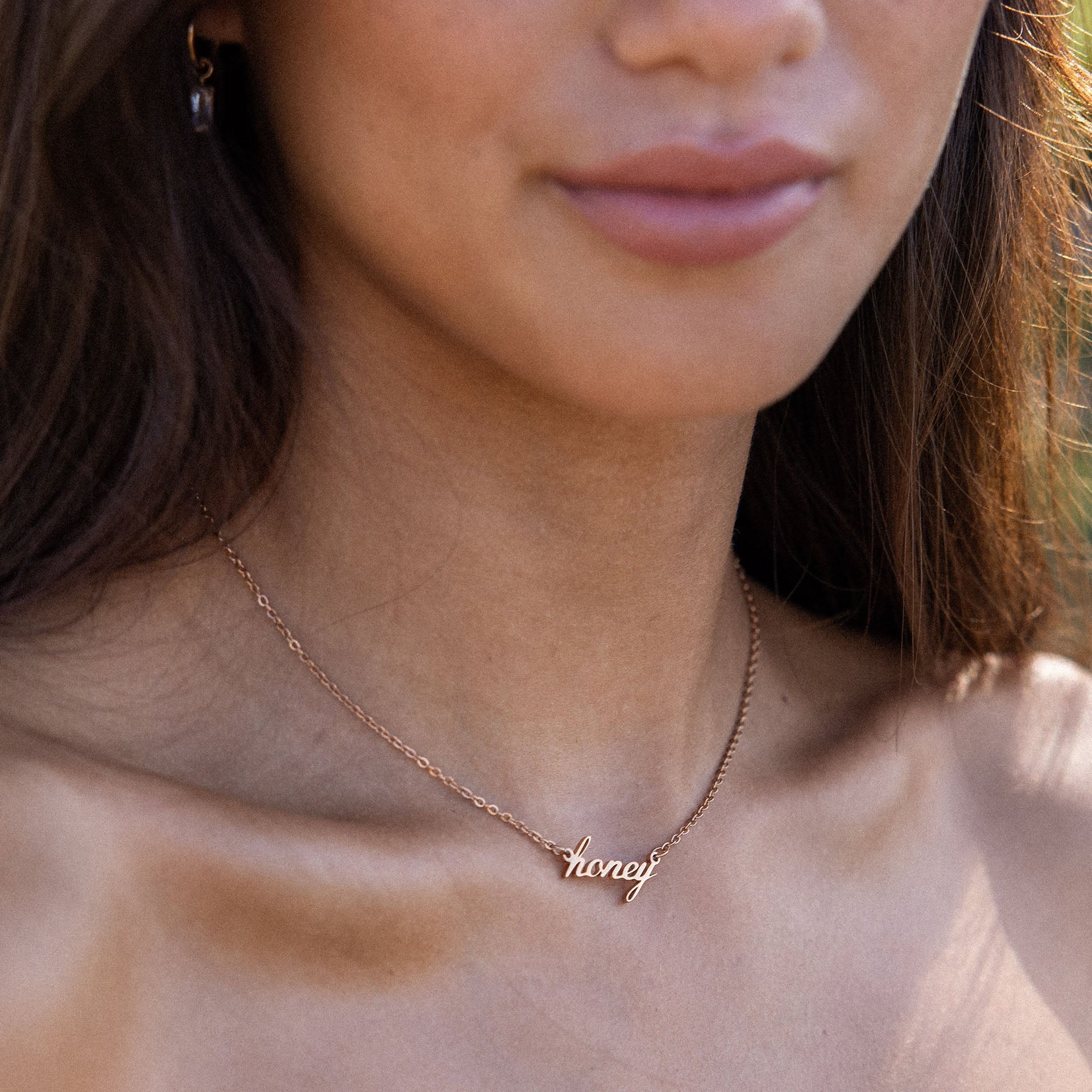 PURELEI Honey Kette in Roségold, feiner Schriftzug auf zarter Kette, strahlt elegante Leichtigkeit und Sommerfeeling aus