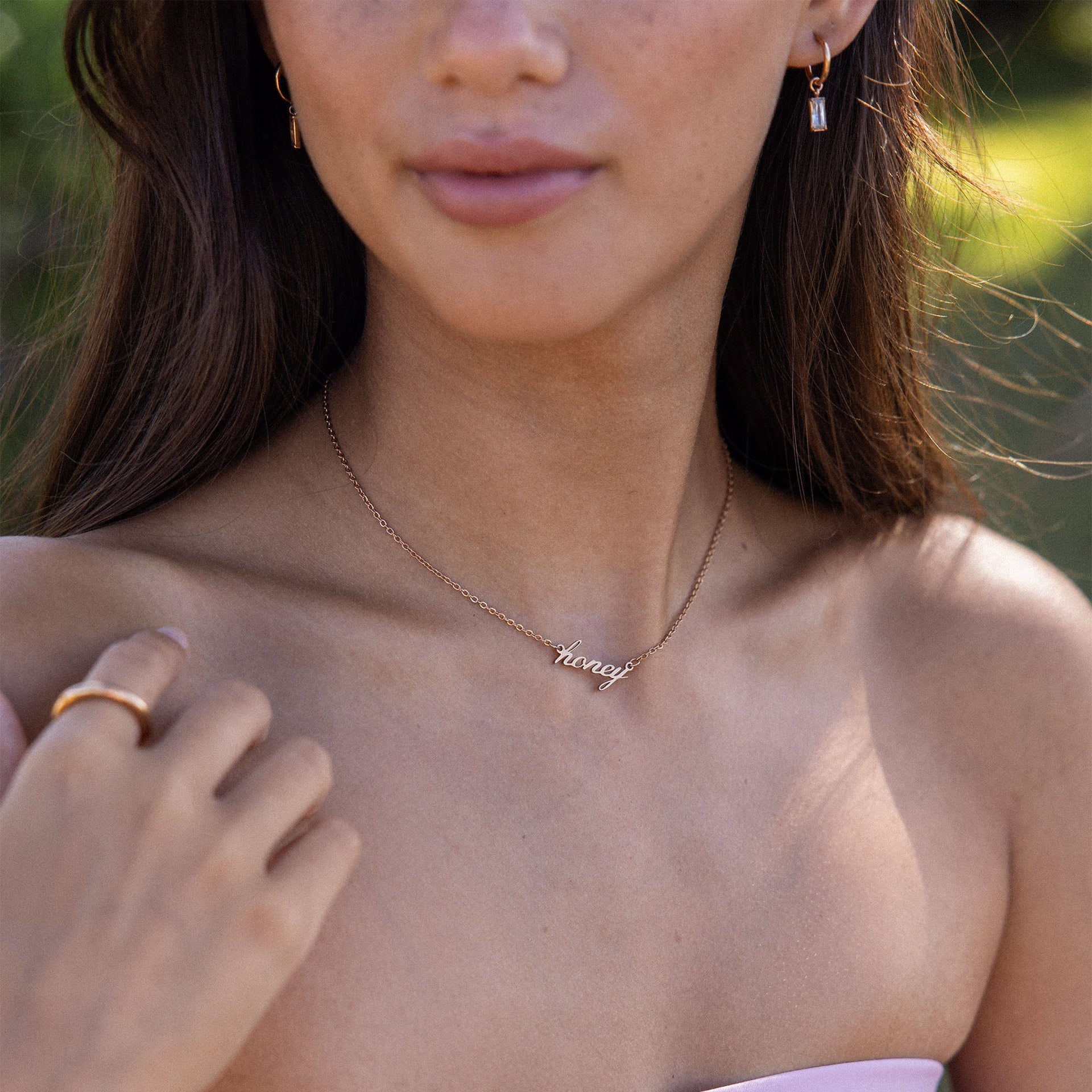 PURELEI Honey Kette in Roségold mit geschwungenem Schriftzug, elegant und feminin, in natürlichem Sonnenlicht.