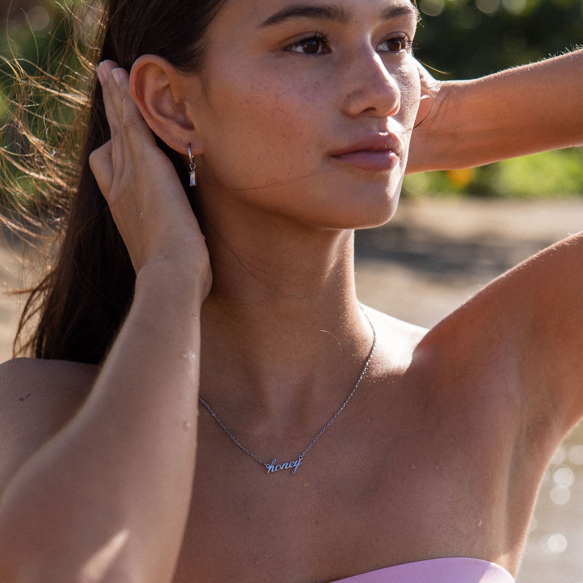 Silberne PURELEI Honey Kette mit geschwungenem Schriftzug, nickelfrei, strahlt natürliche Eleganz am Strand aus