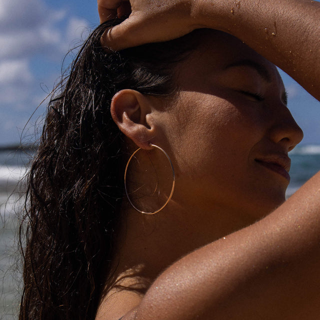 Silberne Creolen von PURELEI, elegant und leicht, strahlen tropische Leichtigkeit aus.