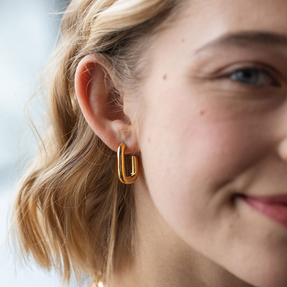 PURELEI Hula Ohrringe in 18K Gold, cleanes Design, elegant getragen, feminine, warme Ausstrahlung.