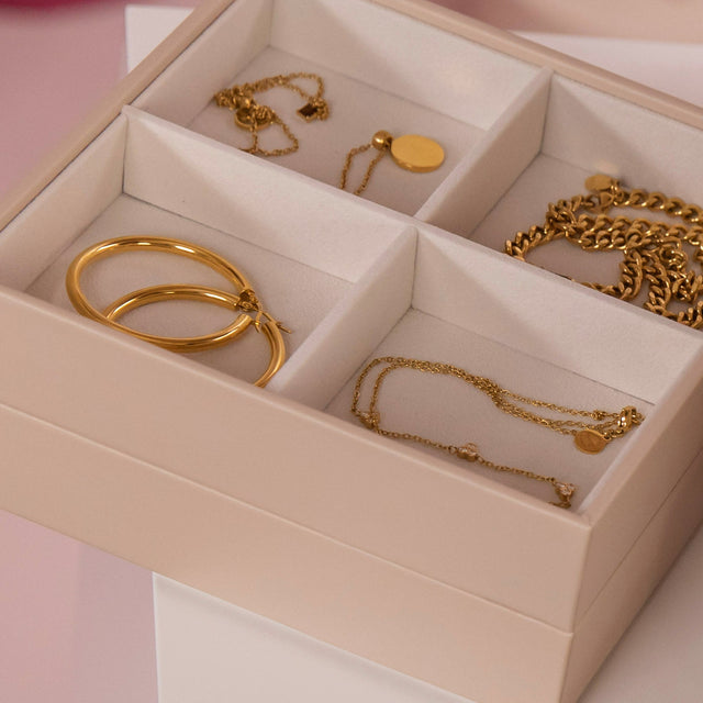 Goldene Schmuckstücke in eleganter Box von PURELEI, strahlend und feminin.