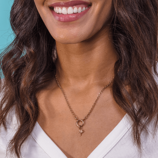 Palmtree Charm in 18K Roségold an Kette, minimalistisch, elegant und feminin, inspiriert von PURELEI Island-Spirit.