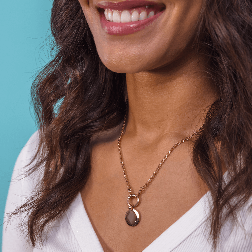 PURELEI Plate Charm Anhänger in Roségold, elegant getragen am Hals, strahlt feminine Leichtigkeit und Insel-Spirit aus.