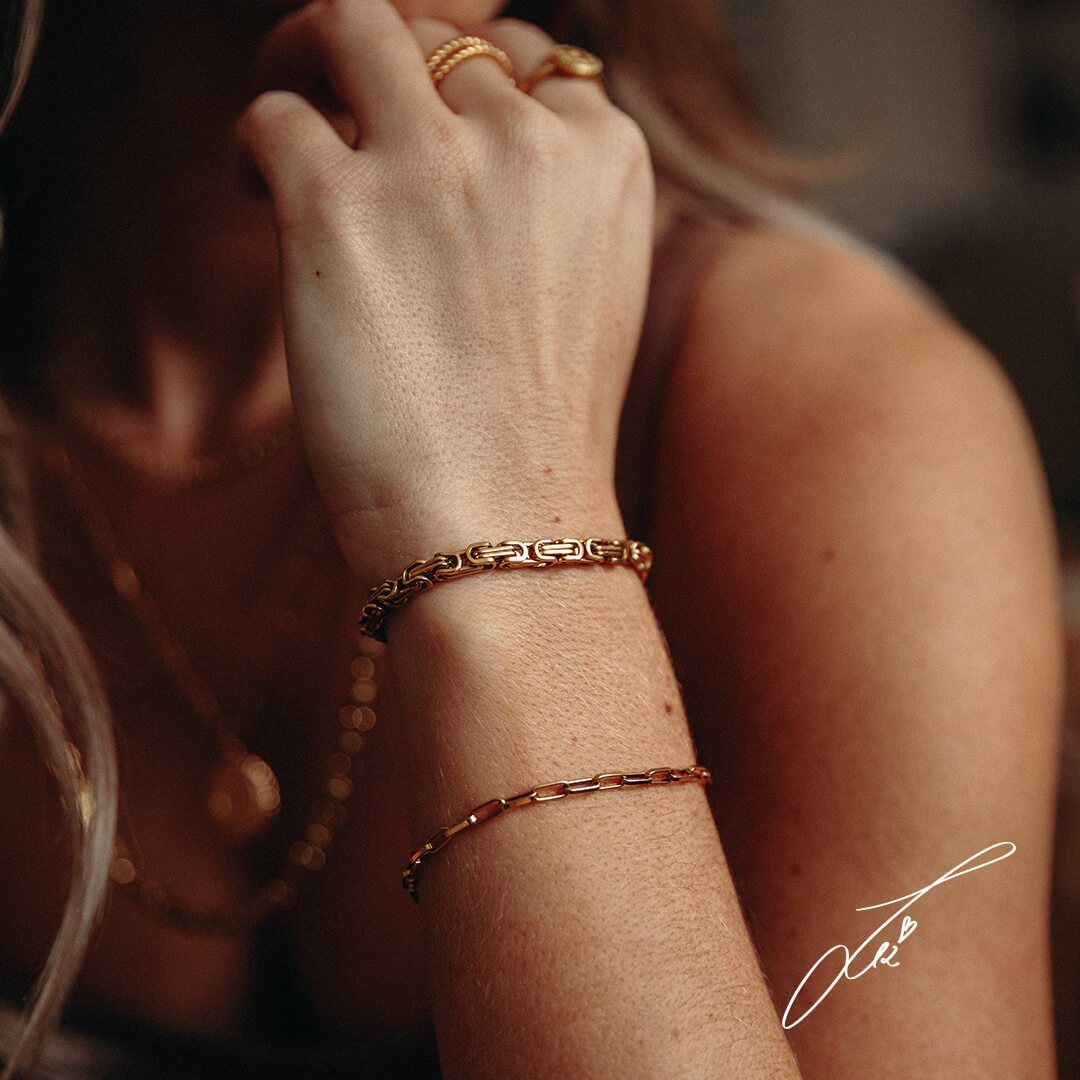 PURELEI Waina Armband in Gold, filigranes Design, elegant am Handgelenk getragen, feminine Leichtigkeit und Island-Spirit.