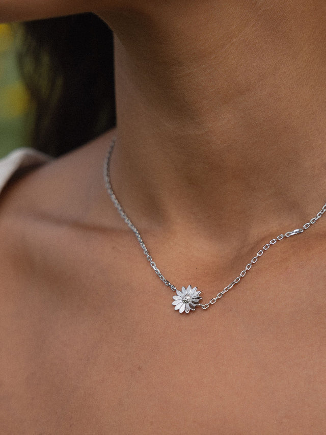 Silberne Kette mit floralen Anhänger, elegant und feminin, von PURELEI.