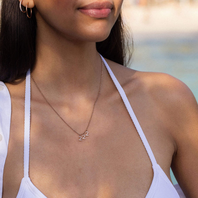 222 Kette mit Zirkonia in Roségold, getragen am Dekolleté bei natürlichem Licht, elegant und feminin