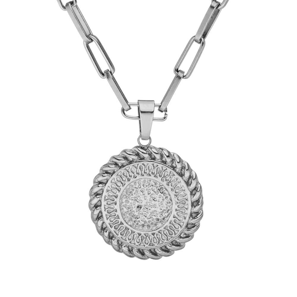 Waina Kette von PURELEI in Silber mit filigranem, geprägt schmückendem Charm und eleganter Kettengliederung.