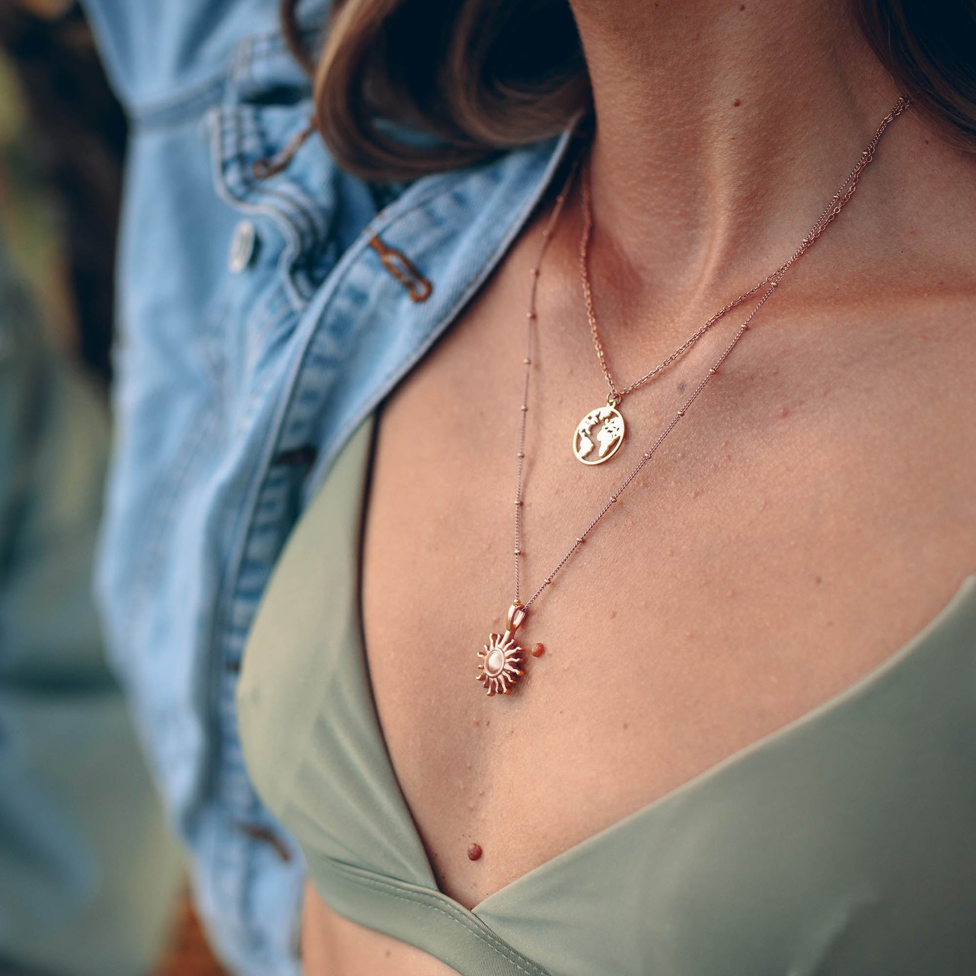 PURELEI World Map Kette in Roségold, zart und feminin, getragen in natürlicher, luftiger Sommerstimmung.