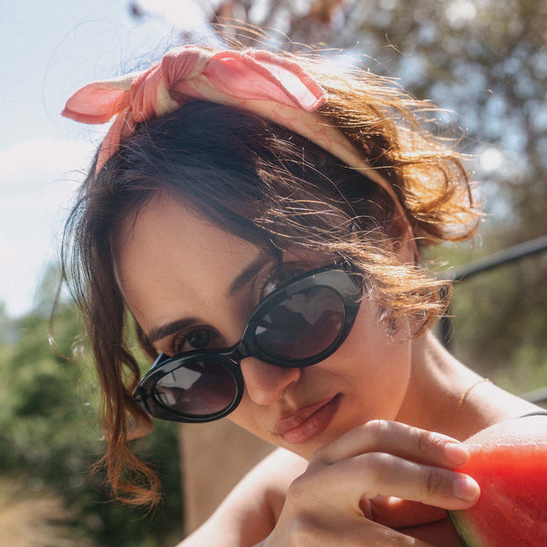 Feminine, schwarze Sonnenbrille mit elegantem Design, PURELEI inspiriert.