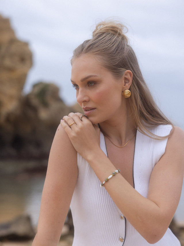 Anxiety Coast Ring aus Dalmatiner-Jaspis und Edelstahl, elegant getragen am Finger, PURELEI feminin & zeitlos.