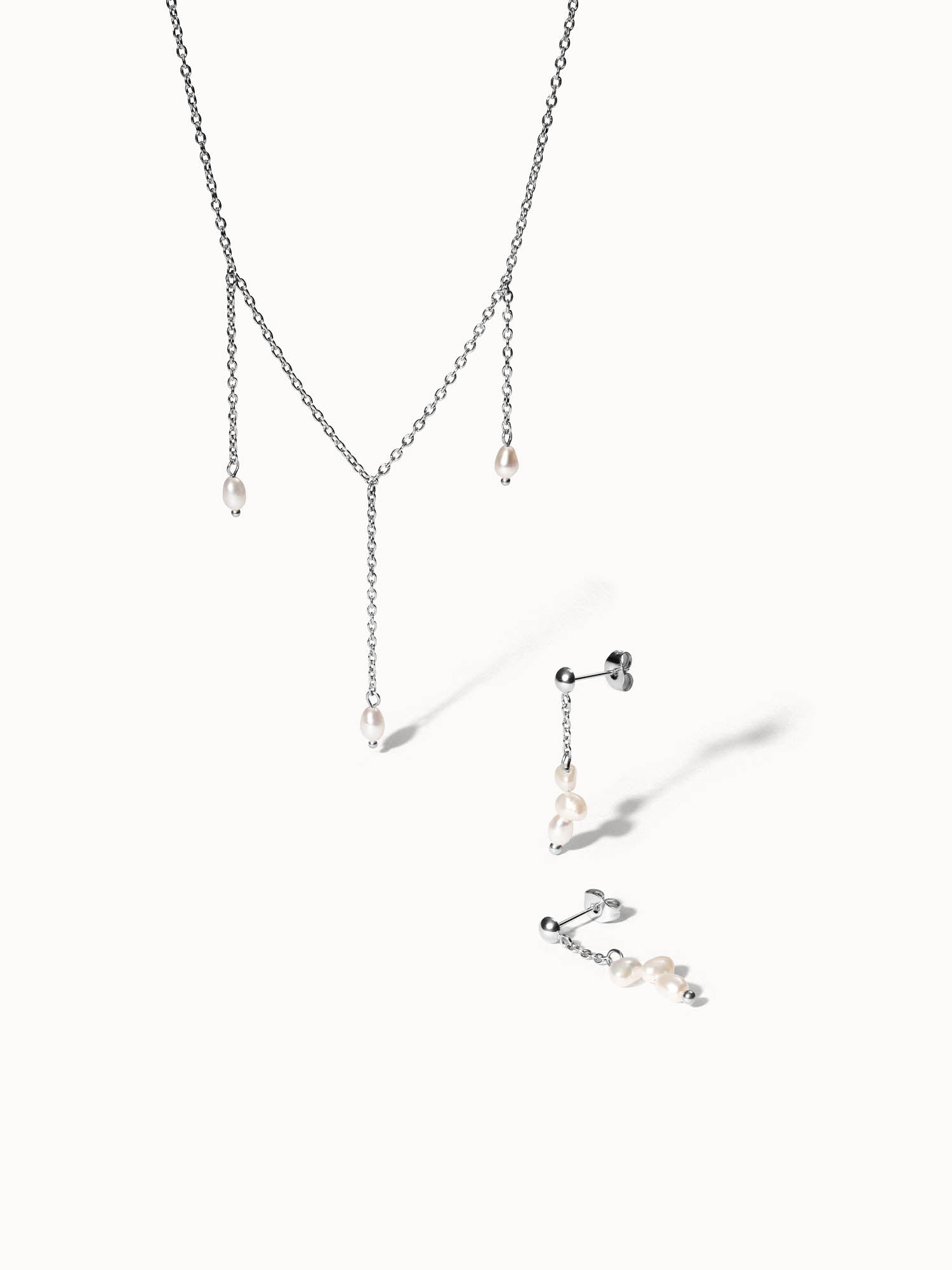 PURELEI Mahina Club Purely Halskette und Ohrringe aus nickelfreiem Silber mit natürlichen Süßwasserperlen, elegant und zeitlos.