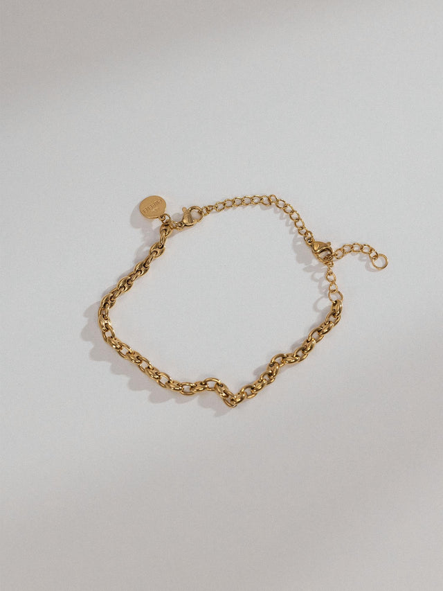 PURELEI Armband Extender aus 18K vergoldetem Edelstahl mit feiner Gliederkette auf hellgrauem Hintergrund