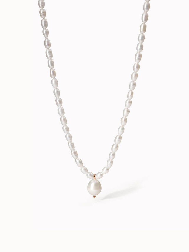 Perlenkette mit tropischem Flair, PURELEI, in sanften Weißtönen und elegantem Design.