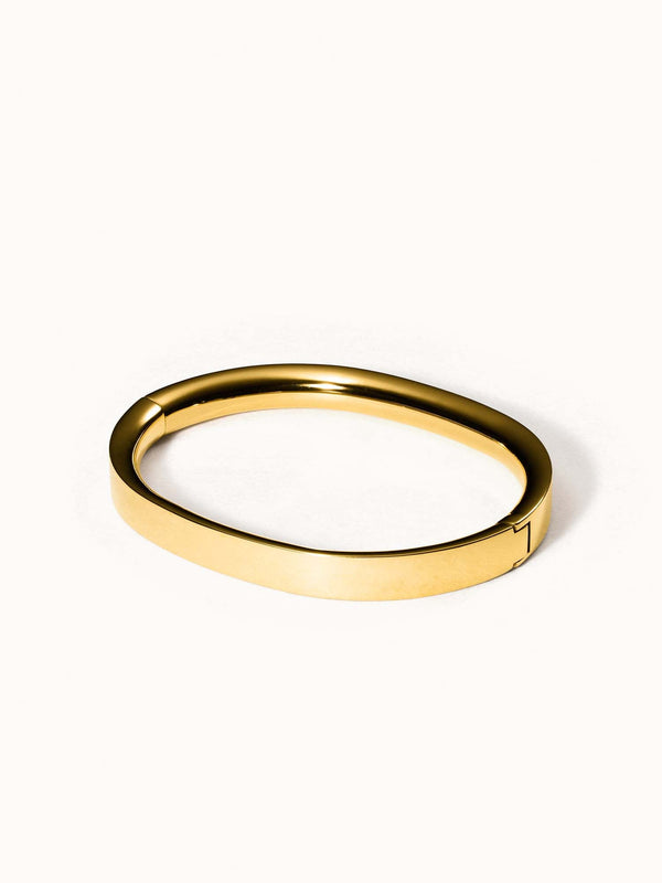 Elegantes, goldenes Armband von PURELEI mit klaren Linien und modernem Design.