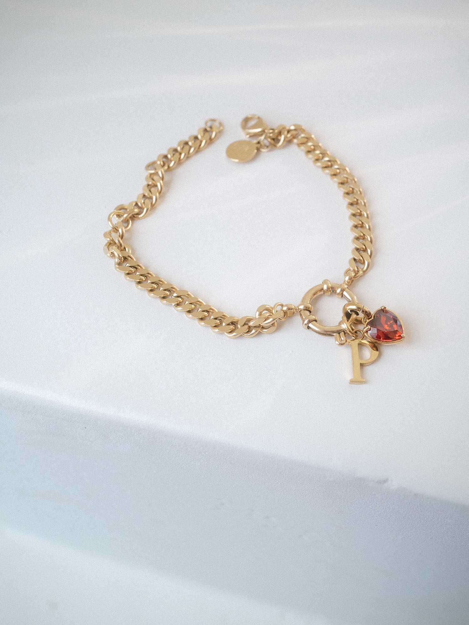 PURELEI Bold Charm Armband aus 14K vergoldetem Edelstahl mit Charm-Verschluss und warmem, elegantem Design