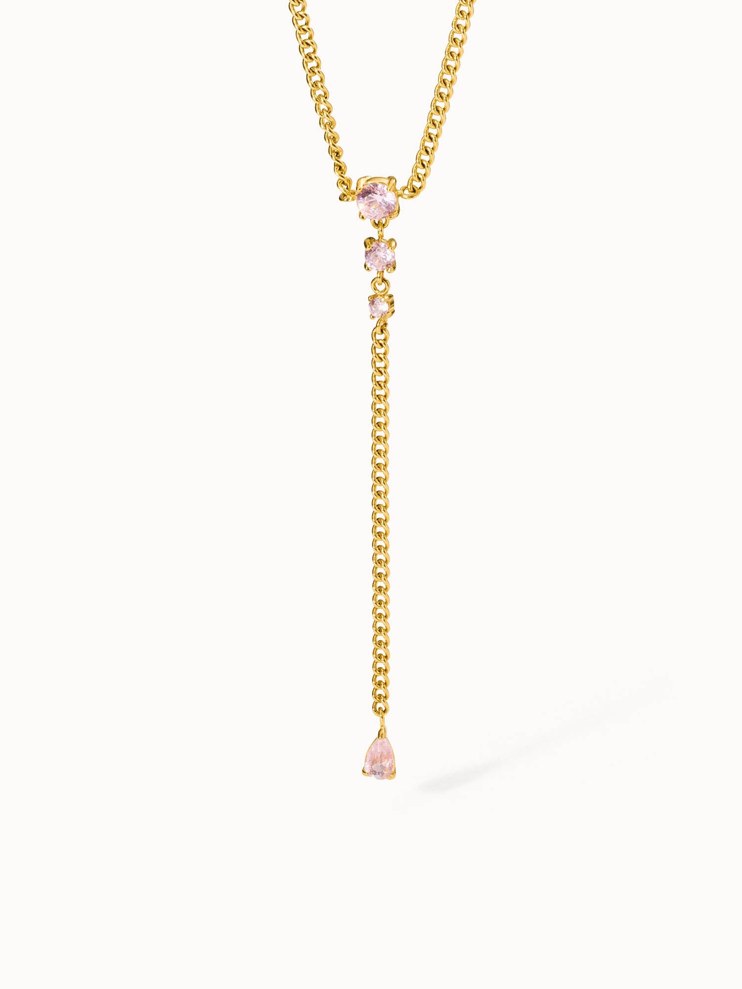 Goldene Kette mit rosa Steinen, elegant und feminin, von PURELEI.