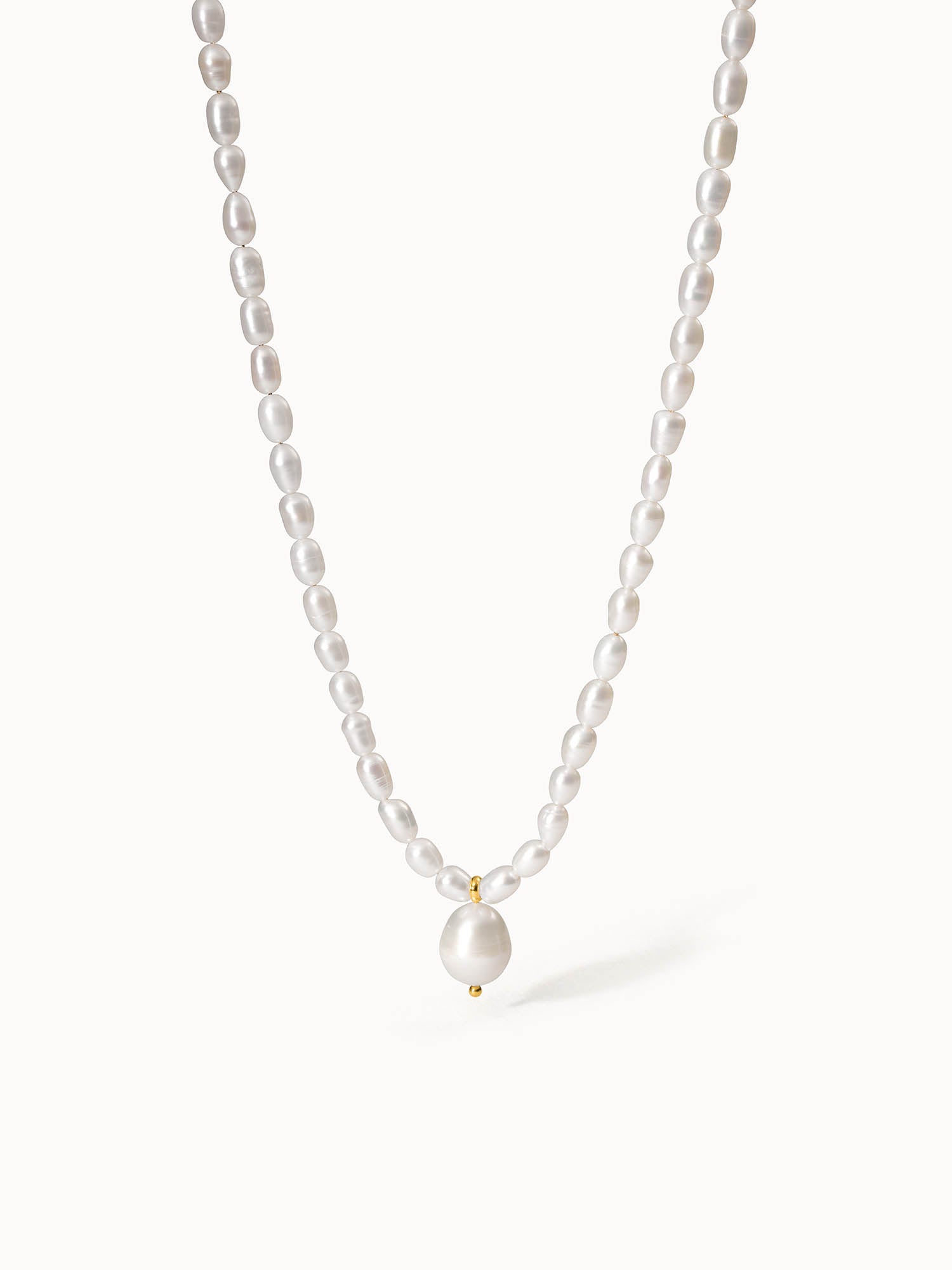 Perlenkette mit goldener Akzentperle, elegant und feminin, von PURELEI.