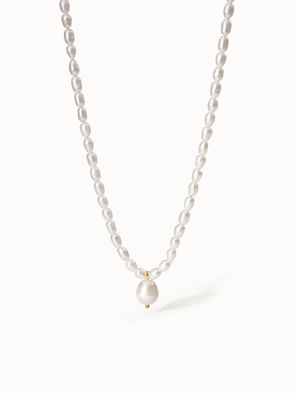 Perlenkette mit goldener Akzentperle, elegant und feminin, von PURELEI.