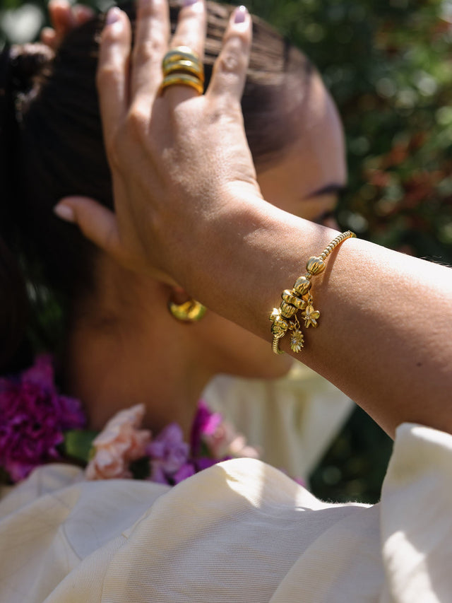 PURELEI Lei Flamingoblumen Charm aus 14K Gold, modularer Blütenanhänger, tropisch und elegant getragen am Handgelenk