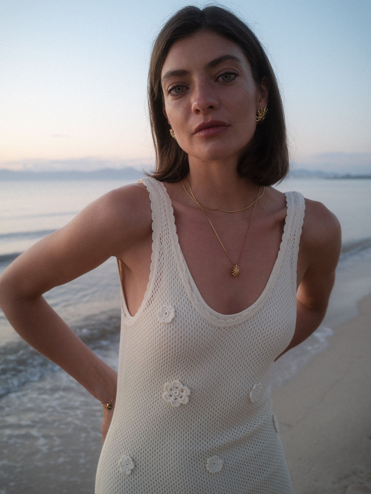 PURELEI Iconic Sun Kette in Gold mit filigranem Snake-Chain-Design am Strand, elegant und feminin.